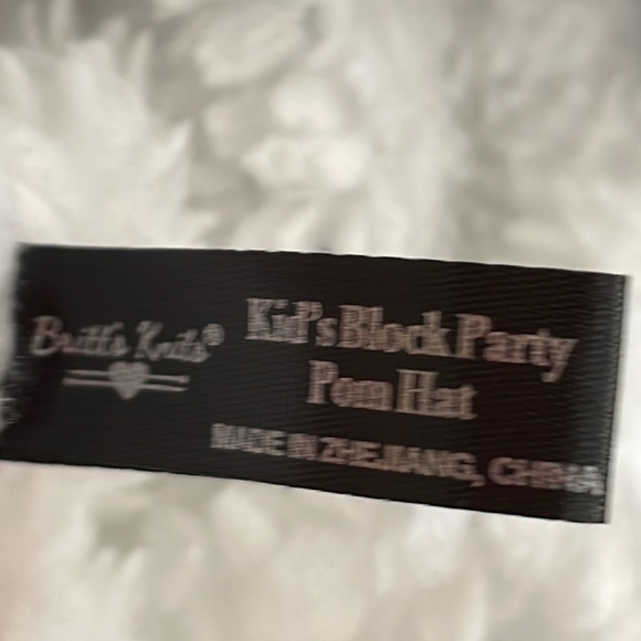 NWT Britt’s Knits Kid’s Block Party Pom Hat Blue Grey White Cozy Lining Ages 3+ - Picture 5 of 6